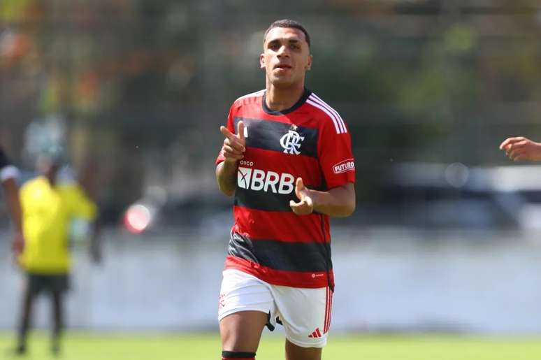 Na camisa, Flamengo joga com patch de título que não conquistou