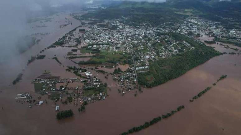 Transbordamento do Rio Taquari inundou praticamente toda a cidade de Encantado após passagem de ciclone pelo Rio Grande do Sul