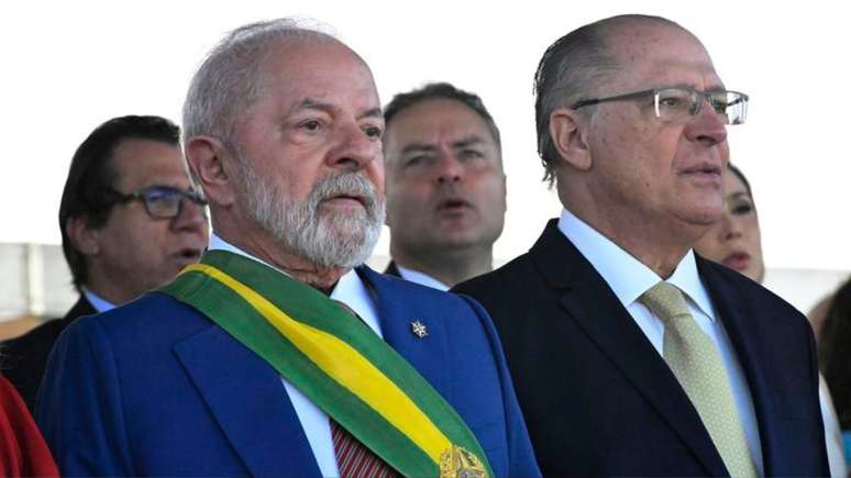 Lula e a primeira dama acompanham o desfilo de Sete de Setembro