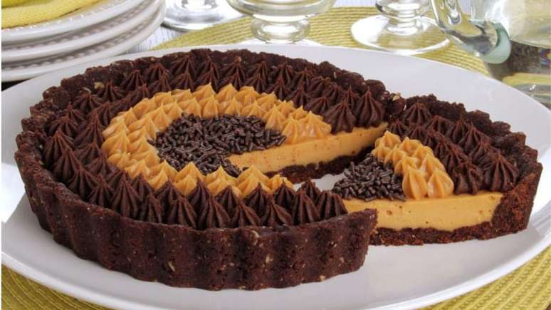 Torta de doce de leite, chocolate e licor de cacau para receber pessoas em casa