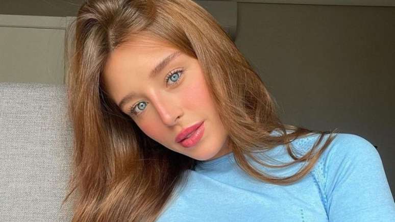Duda Reis radicalises the look and appears blonde
