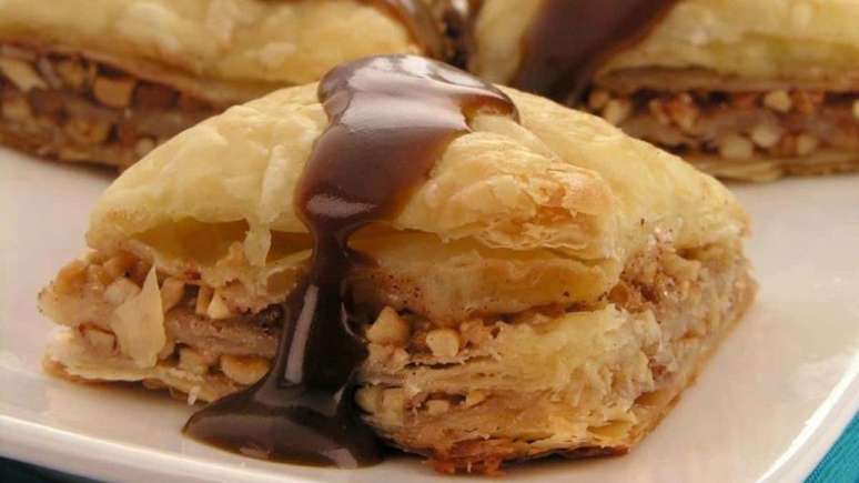 Bolo de massa folhada com calda de caramelo para receber pessoas em casa