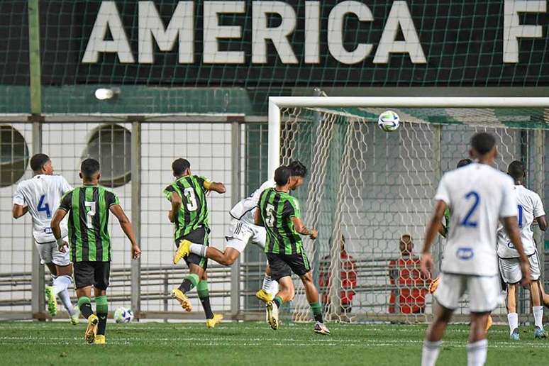 Raposa levou a melhor sobre o Coelho no Independência –