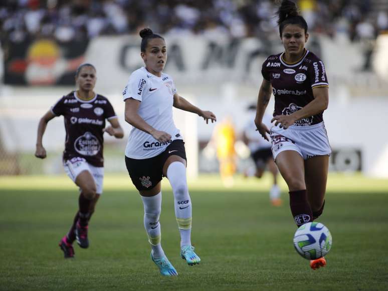 Corinthians Feminino faz três gols e leva boa vantagem para jogo