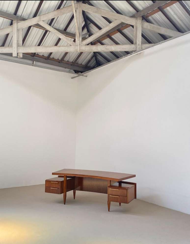 Galeria Verniz occupies an old body shop with excerpted design pieces