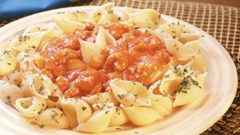 Macarrão ao molho de camarão, a receita para receber pessoas em casa