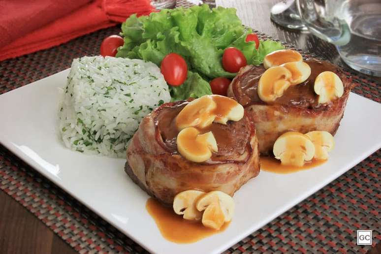 Prove o delicioso molho madeira em medalhões de filé mignon