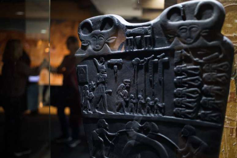 Réplica da Paleta de Narmer é uma das atrações da exposição