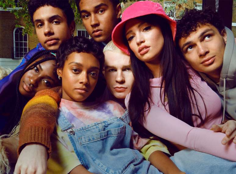 Netflix presents series for teenagers with the “Fale Comigo” actress.  Watch the trailer