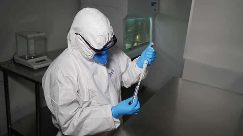 O cientista Tiago Ferraz fez a extra&ccedil;&atilde;o do material gen&eacute;tico de f&oacute;sseis que foram analisados na pesquisa