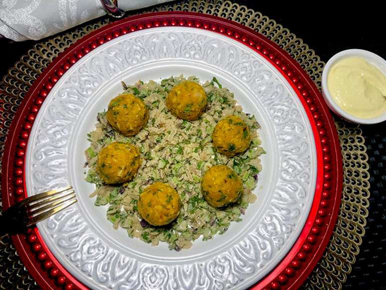 BOLINHO DE FEIJÃO BRANCO COM FAROFA DE VEGETAIS