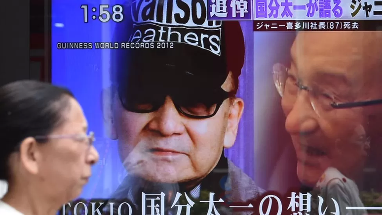 Johnny Kitagawa (no centro) era um titã do J-pop que usou seu imenso poder para abusar sexualmente de aspirantes a ídolos no país