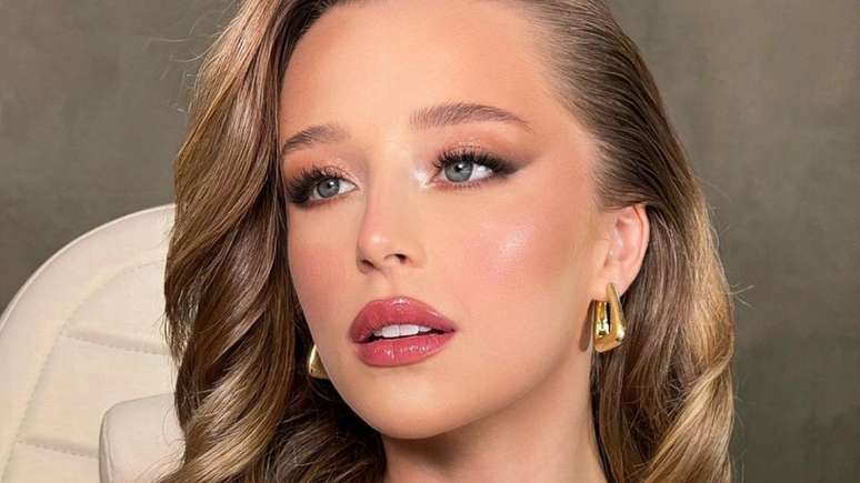 Duda Reis poses like a Barbie and shows a slim waist