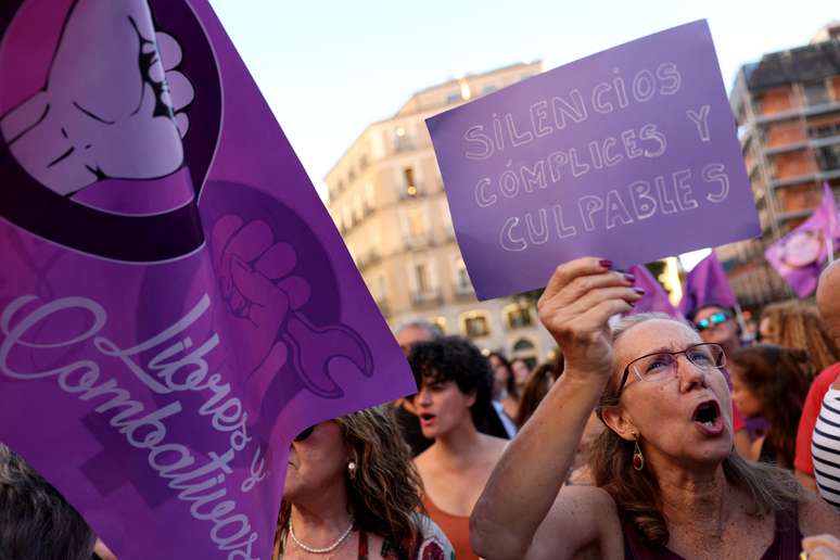 Pessoas protestaram contra o presidente suspenso da federação espanhola, Luis Rubiales