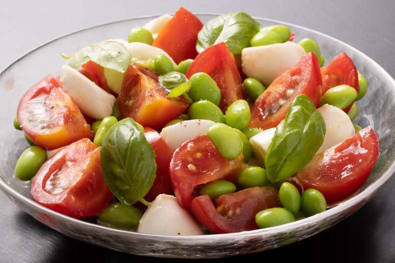 Salada de edamame com tomate, manjericão e muçarela de búfala 