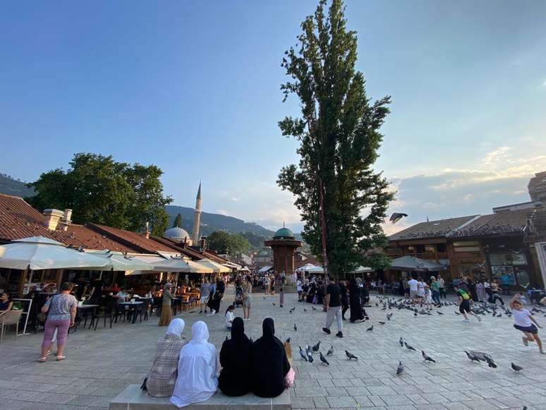 Mulheres mu&ccedil;ulmanas relaxam ao entardecer, em Sarajevo