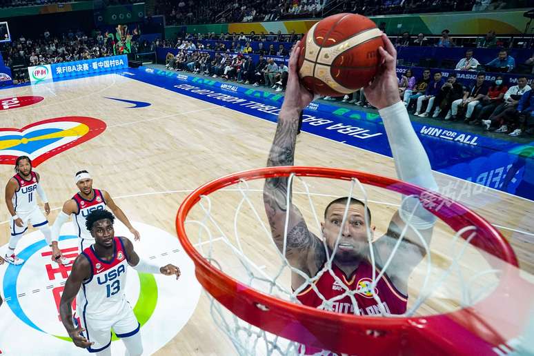 Brasil vence na Copa do Mundo de Basquete 2023, mas perde