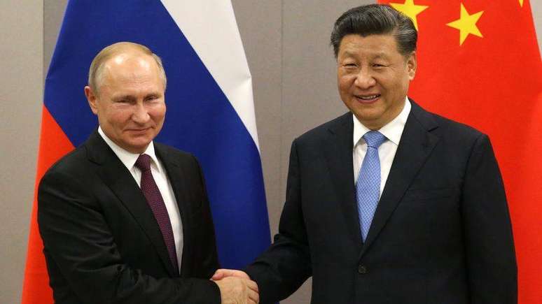 Vladimir Putin (esq.) e o presidente chinês Xi Jinping (dir.) decidiram não participar da cúpula e serão representados por seus chanceleres