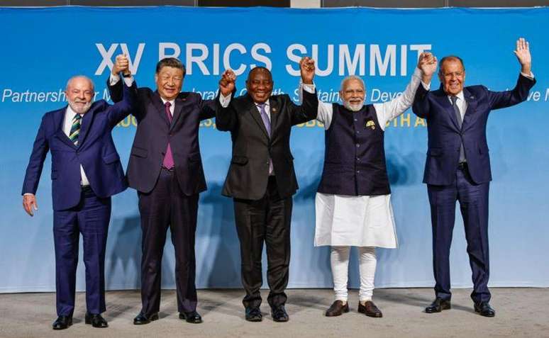 O Brics, grupo formado por Brasil, Rússia, Índia, China e África do Sul, anunciou em agosto um processo de expansão do bloco para incluir Arábia Saudita, Emirados Árabes Unidos, Argentina, Egito, Irã e Etiópia