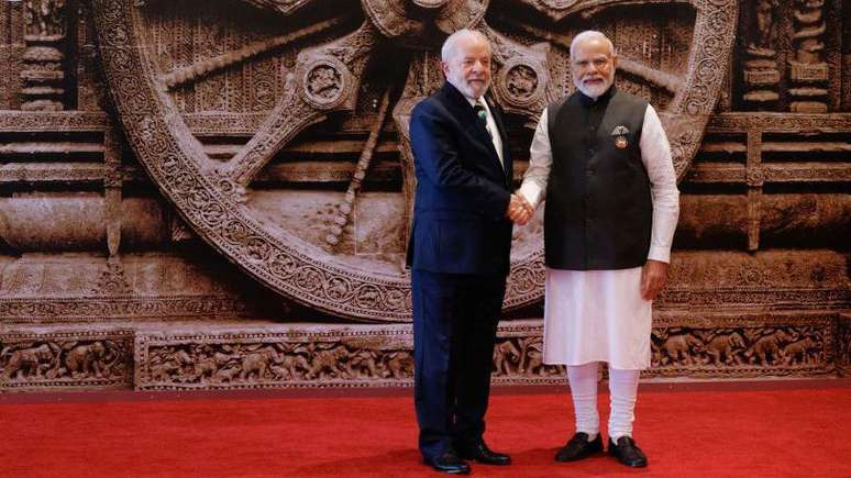 Lula posa ao lado do anfitri&atilde;o do evento, o premi&ecirc; indiano Narendra Modi