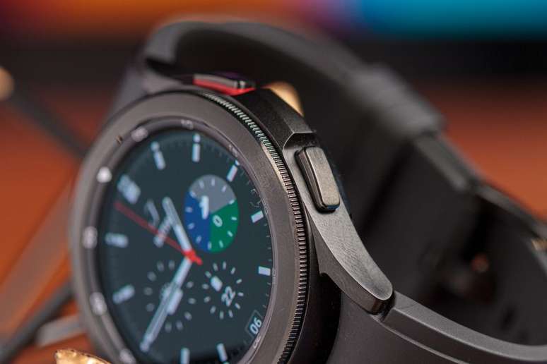 Galaxy Watch 4 Classic looks like a traditional watch (Image: Ivo Meneghel Jr/Canaltech)