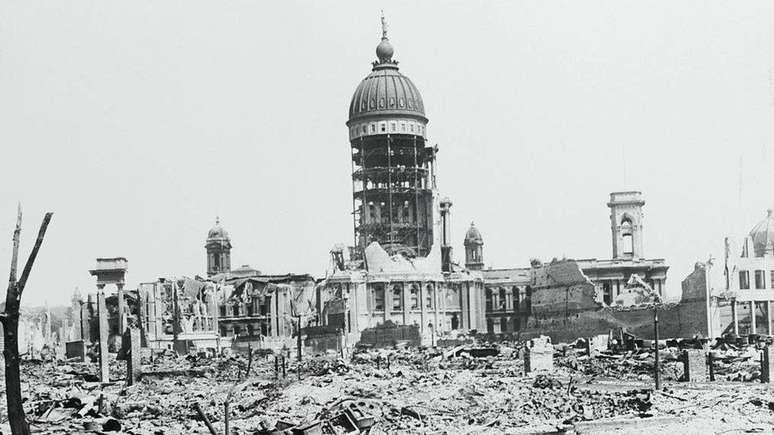 Um terremoto ao longo da falha de San Andreas em 1906 arrasou prédios em San Francisco