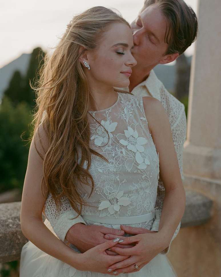 The “A Barraca do Beijo” actress marries the director of the series