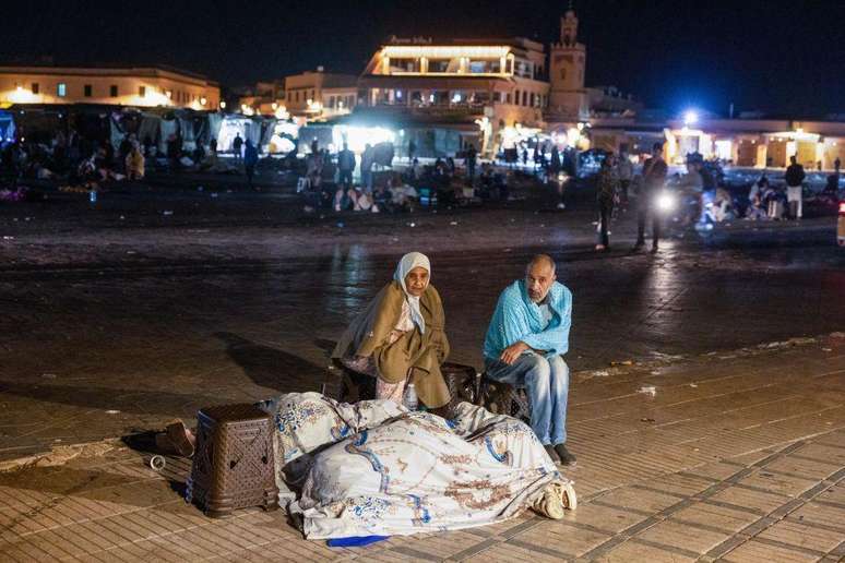Pessoas nas ruas de Marrakech ap&oacute;s o terremoto