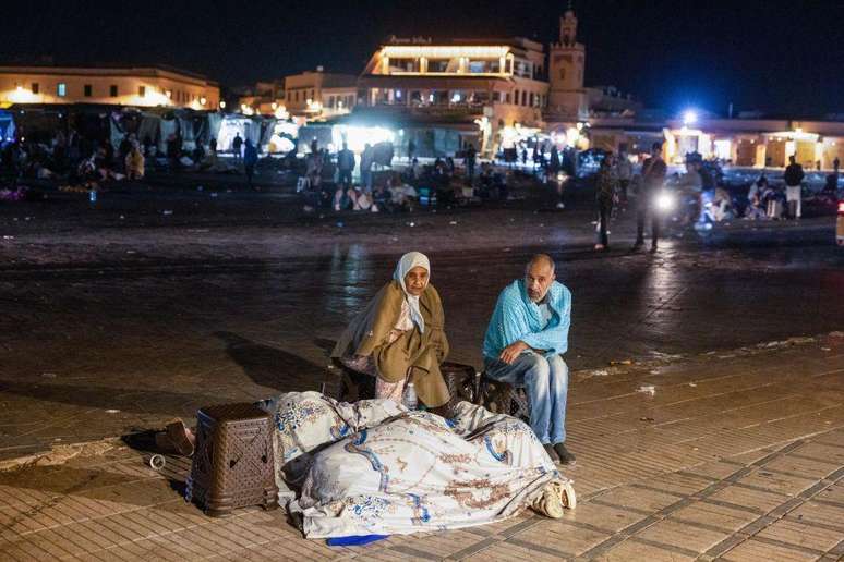 Pessoas nas ruas de Marrakech após o terremoto