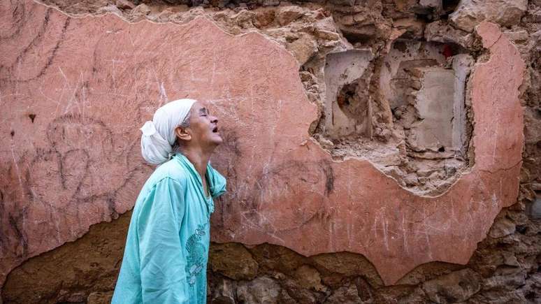 Mulher chora após terremoto na cidade velha de Marrakech