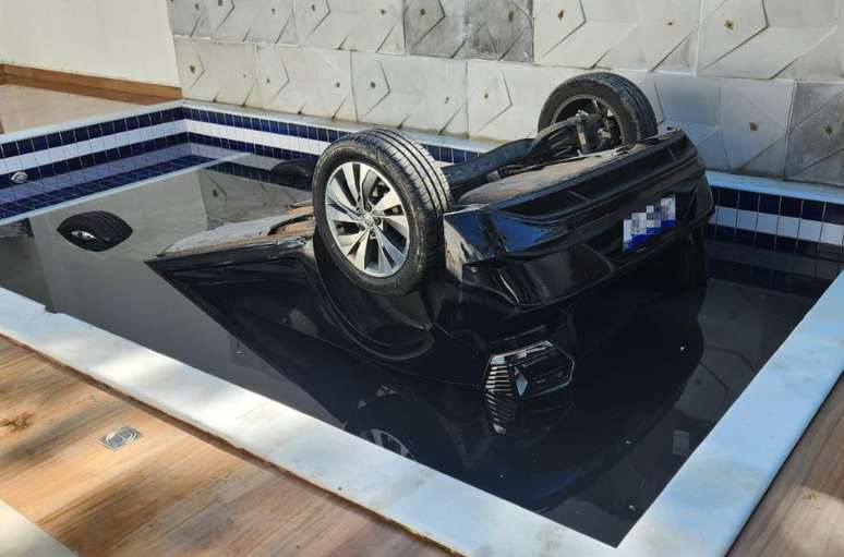 Carro caiu na piscina ap&oacute;s motorista perder o controle