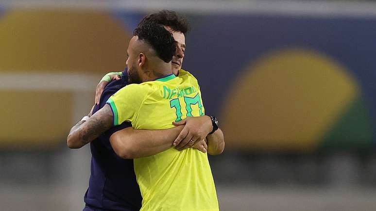 Fernando Diniz e Neymar se abraçam durante comemoração 