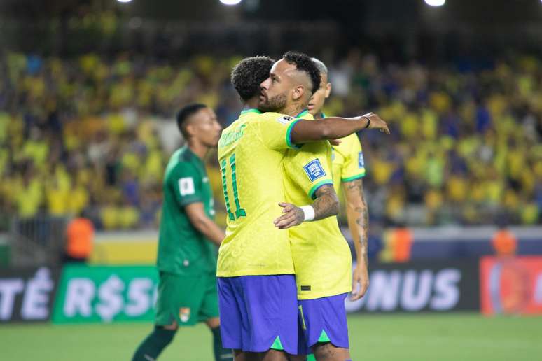 Em primeiro jogo sob o comando de Diniz, Brasil estreia nas