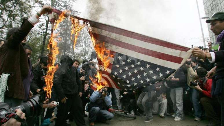 O papel desempenhado pelo governo Nixon na queda de Salvador Allende no Chile gerou protestos contra os Estados Unidos, como o ocorrido em 2007 na capital chilena, Santiago