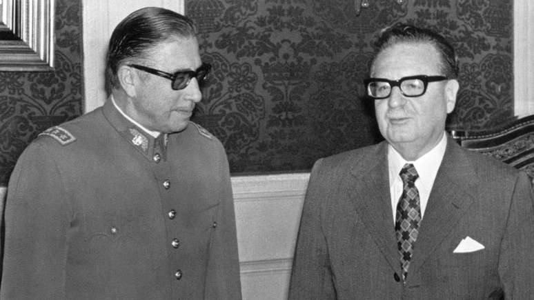 Salvador Allende (dir.) nomeou Augusto Pinochet como comandante-chefe do exército chileno apenas três semanas antes do golpe militar