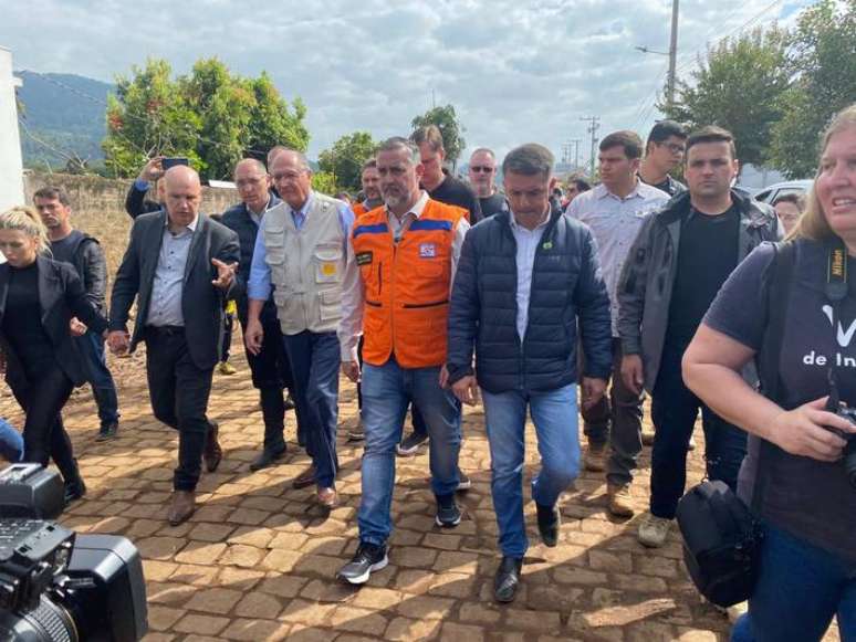 O presidente em exercício, Geraldo Alckmin, visita neste domingo a região atingida pelo ciclone extratropical no Rio Grande do Sul. Na foto, ele caminha na cidade de Roca Sales, uma das mais atingidas.