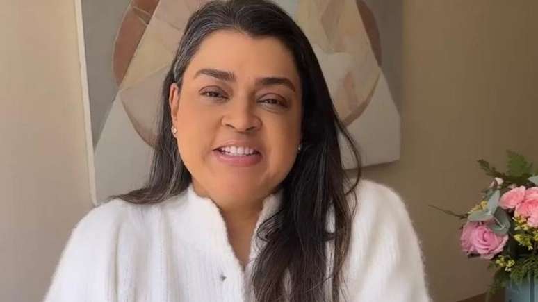 Preta Gil is discharged after surgery to remove a tumor from her intestine