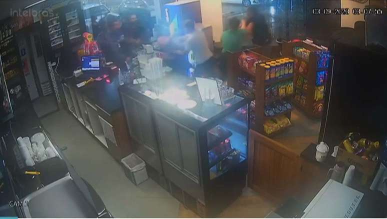 Kléber Gladiador foi flagrado por câmeras de segurança agredindo funcionários de uma loja de conveniência –