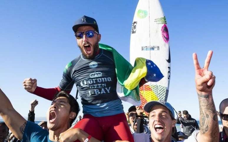 Filipe Toledo conquista título do Circuito Mundial de Surfe