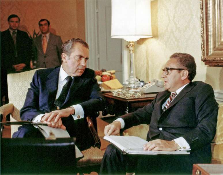 O presidente americano Richard Nixon (esq.) e seu conselheiro de Segurança Nacional, Henry Kissinger, em imagem de 1972