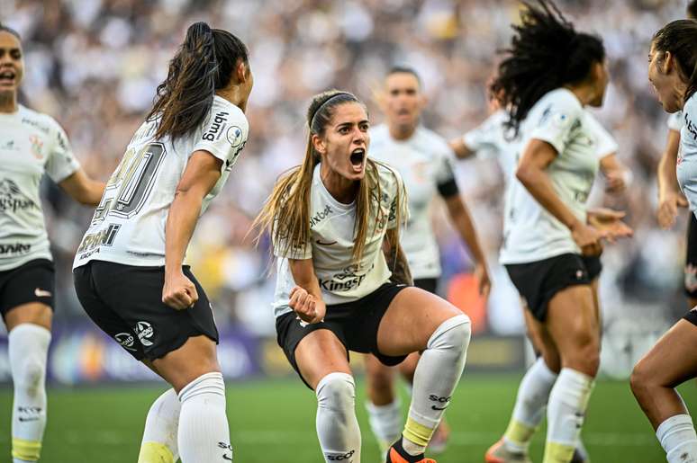 São Paulo vira sobre o Corinthians e larga na frente na final do Paulista  Feminino