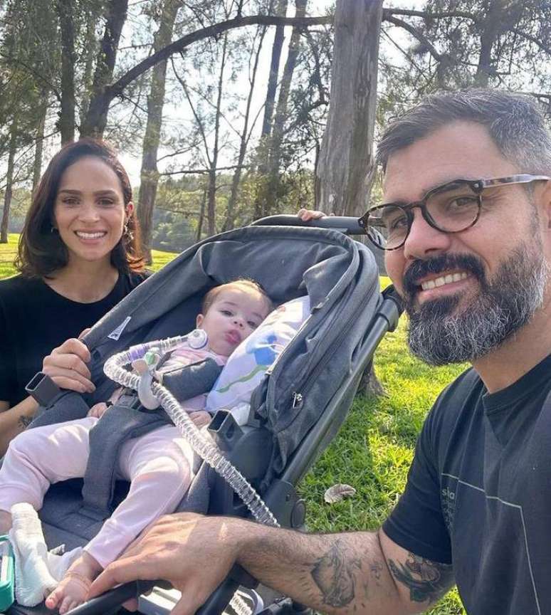 Juliano Cazarré e Leticia com a bebê Maria Guilhermina, de 1 ano.