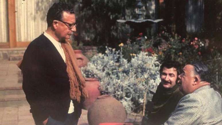 Nesta fotografia inédita, Salvador Allende (esq.) aparece ao lado de Joan Garcés (ao centro) e Óscar Agüero, ex-embaixador do Chile na Espanha, em 1972