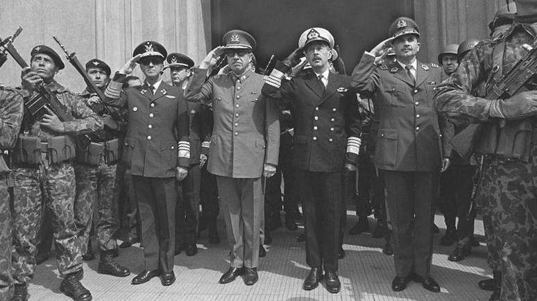 A junta militar composta por Gustavo Leigh, Augusto Pinochet, José Toribio Merino e César Mendoza