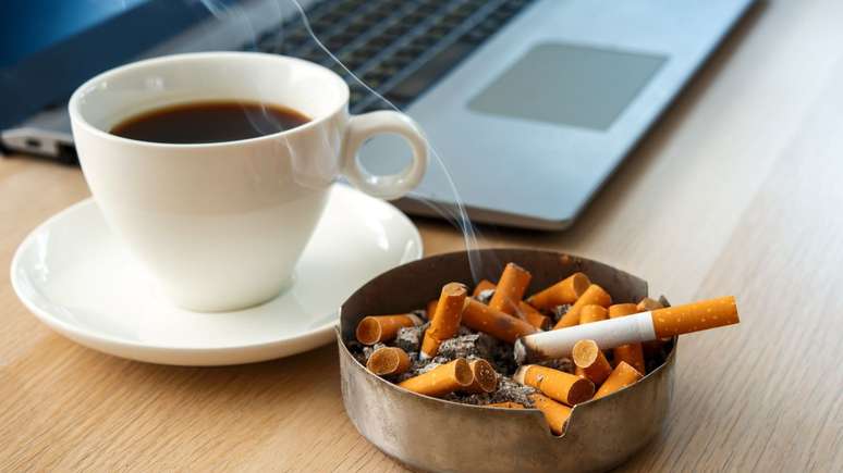 O cigarro e café podem contribuir para o mau hálito -
