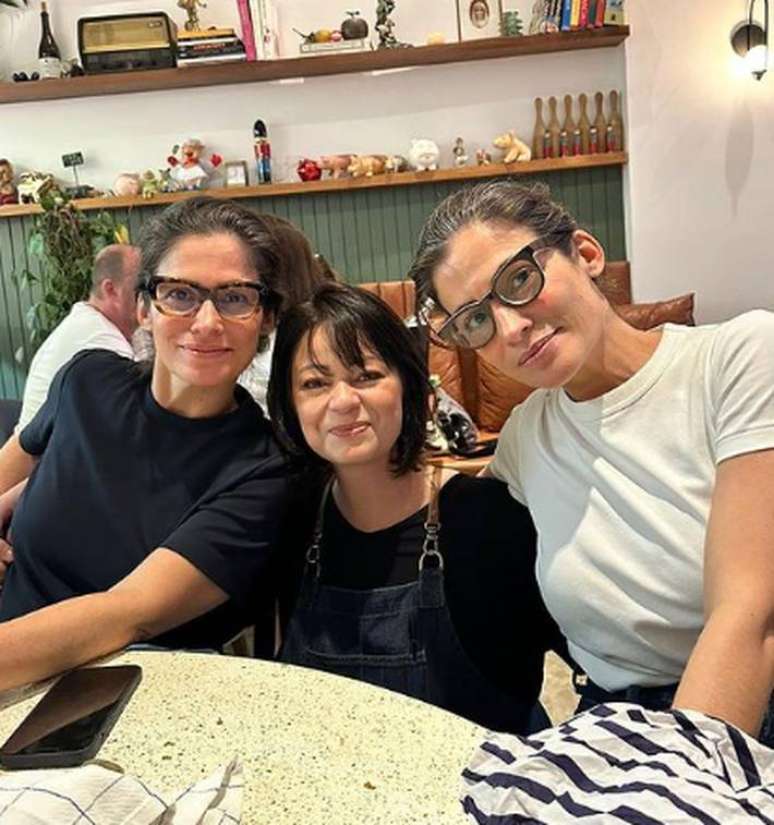 Renata Vasconcellos posta foto com a irm&atilde;