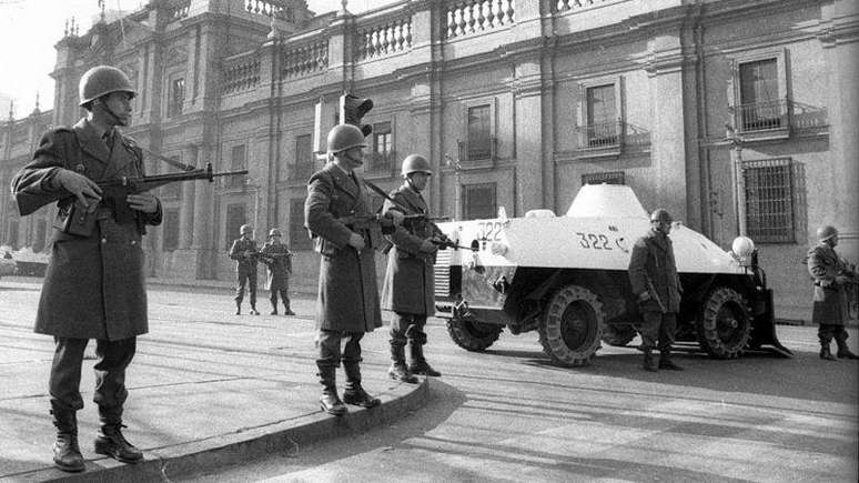 La Moneda protegido pela polícia chilena às 8 da manhã do dia 11 de setembro de 1973