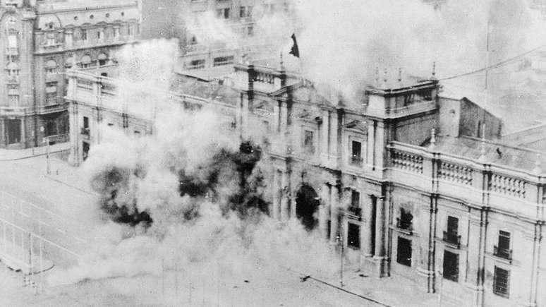 O Pal&aacute;cio de La Moneda foi atacado com proj&eacute;teis a&eacute;reos por volta do meio-dia de 11 de setembro de 1973