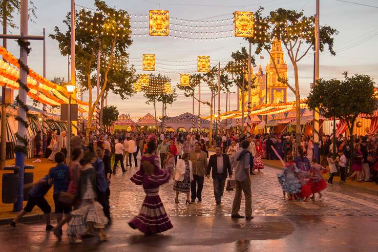 A “Feira de Abril” é uma celebração espanhola cheia de flores, trajes tradicionais e danças flamencas 