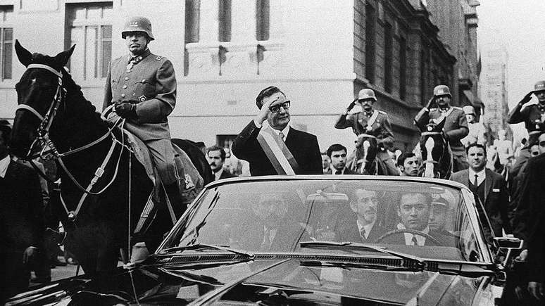 Salvador Allende assumiu a presid&ecirc;ncia em 3 de novembro de 1970. Na foto, ele &eacute; escoltado pelo ent&atilde;o general Augusto Pinochet (&agrave; esquerda, montado a cavalo)